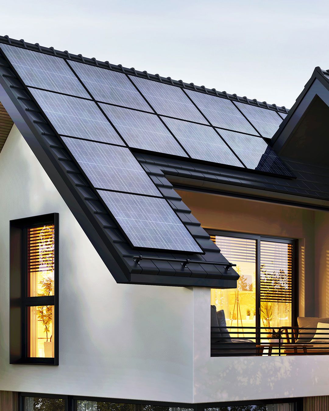 PV-Anlage an modernem Haus mit Balkon und Erker